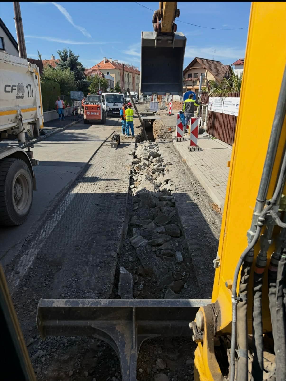 Technika nasazená při demolici průmyslového objektu